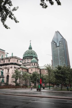 Montreal, QC, Kanada - 22 Haziran 2024: Bulutlu havada şehir merkezi manzarası