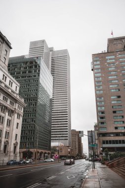 Montreal, QC, Kanada - 22 Haziran 2024: Bulutlu havada şehir merkezi manzarası