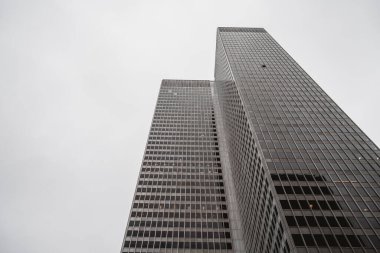 Montreal, QC, Kanada - 22 Haziran 2024: Bulutlu havada şehir merkezi manzarası