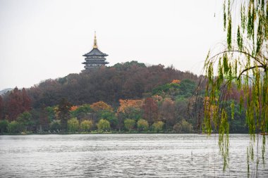 Çin 'in Sonbaharda Hangzhou Simgelerinin Manzarası