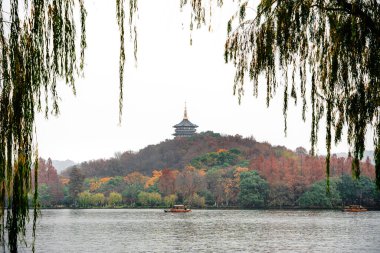 Çin 'in Sonbaharda Hangzhou Simgelerinin Manzarası