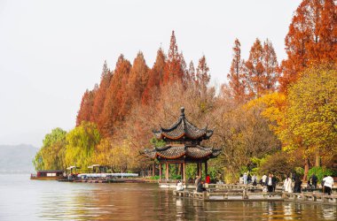 Çin 'in Sonbaharda Hangzhou Simgelerinin Manzarası