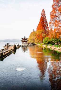 Çin 'in Sonbaharda Hangzhou Simgelerinin Manzarası