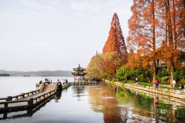 Çin 'in Sonbaharda Hangzhou Simgelerinin Manzarası