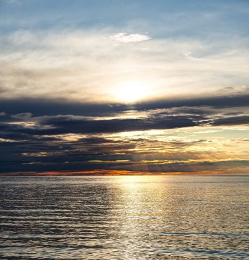 Saint Lawrence Nehri üzerinde gün batımı, Gaspe Yarımadası, Kanada