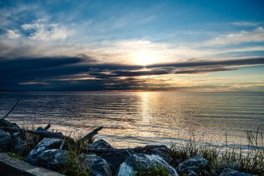 Saint Lawrence Nehri üzerinde gün batımı, Gaspe Yarımadası, Kanada