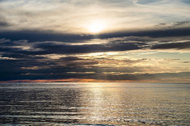 Saint Lawrence Nehri üzerinde gün batımı, Gaspe Yarımadası, Kanada