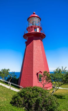 Kanada, Quebec 'teki Gaspe Yarımadası kıyısındaki Saint Lawrence Nehri' nin insansız hava aracı görüntüsü.