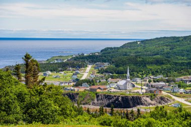 Kanada, Quebec 'teki Gaspe Yarımadası kıyısındaki Saint Lawrence Nehri' nin insansız hava aracı görüntüsü.