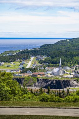 Kanada, Quebec 'teki Gaspe Yarımadası kıyısındaki Saint Lawrence Nehri' nin insansız hava aracı görüntüsü.