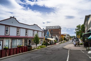 Paspebiac, Kanada - 2 Temmuz 2024: Bulutlu havada tarihi balıkçı köyü, HDR Görüntü