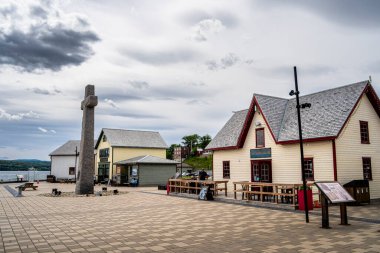 Paspebiac, Kanada - 2 Temmuz 2024: Bulutlu havada tarihi balıkçı köyü, HDR Görüntü