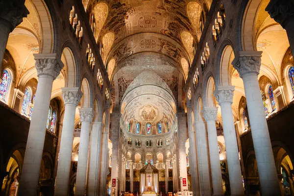 Sainte-Anne-de-Beaupr, Quebec, Kanada - 2 Temmuz 2024: Quebec 'teki En Büyük Bazilika, HDR Görüntü