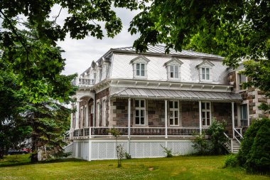 Trois Pistoles, Kanada - 2 Temmuz 2024: Bulutlu havada tarihi şehir merkezi