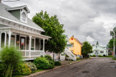 Trois Pistoles, Kanada - 2 Temmuz 2024: Bulutlu havada tarihi şehir merkezi