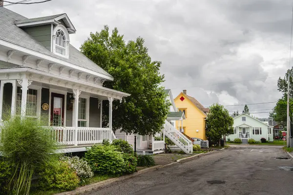 Trois Pistoles, Kanada - 2 Temmuz 2024: Bulutlu havada tarihi şehir merkezi