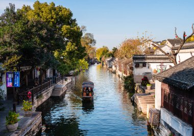 Tongli, Çin - 1 Aralık 2023: Bulutlu havada tarihi şehir merkezi, HDR Görüntü