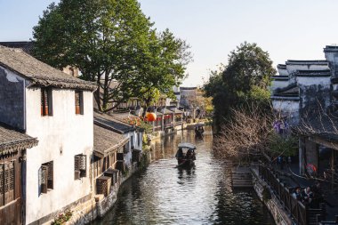 Tongli, Çin - 1 Aralık 2023: Bulutlu havada tarihi şehir merkezi, HDR Görüntü