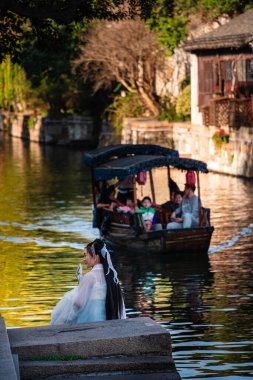 Tongli, Çin - 1 Aralık 2023: Bulutlu havada tarihi şehir merkezi, HDR Görüntü
