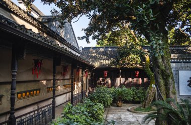 Tongli, Çin - 1 Aralık 2023: Bulutlu havada tarihi şehir merkezi, HDR Görüntü