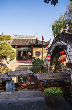 Tongli, Çin - 1 Aralık 2023: Bulutlu havada tarihi şehir merkezi, HDR Görüntü