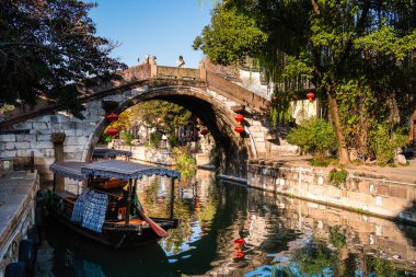 Tongli, Çin - 1 Aralık 2023: Bulutlu havada tarihi şehir merkezi, HDR Görüntü