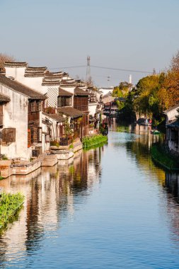 Tongli, Çin - 1 Aralık 2023: Bulutlu havada tarihi şehir merkezi, HDR Görüntü