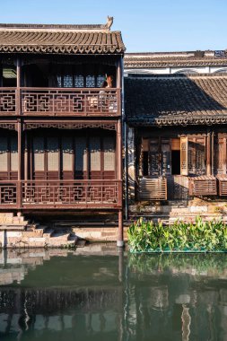 Tongli, Çin - 1 Aralık 2023: Bulutlu havada tarihi şehir merkezi, HDR Görüntü