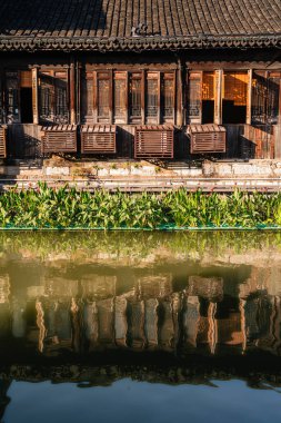Tongli, Çin - 1 Aralık 2023: Bulutlu havada tarihi şehir merkezi, HDR Görüntü