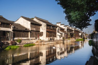 Tongli, Çin - 1 Aralık 2023: Bulutlu havada tarihi şehir merkezi, HDR Görüntü