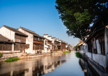 Tongli, Çin - 1 Aralık 2023: Bulutlu havada tarihi şehir merkezi, HDR Görüntü