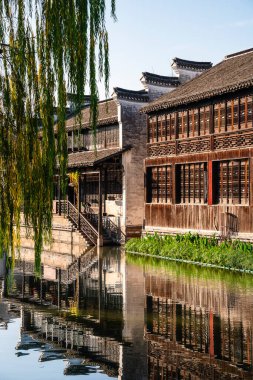 Tongli, Çin - 1 Aralık 2023: Bulutlu havada tarihi şehir merkezi, HDR Görüntü