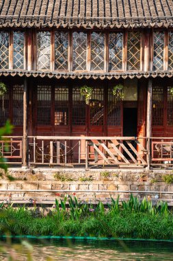 Tongli, Çin - 1 Aralık 2023: Bulutlu havada tarihi şehir merkezi, HDR Görüntü