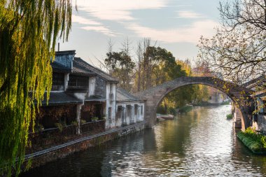 Tongli, Çin - 1 Aralık 2023: Bulutlu havada tarihi şehir merkezi, HDR Görüntü