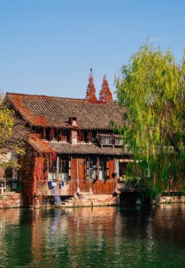 Wuzhen, Çin - 3 Aralık 2023: Sonbaharda tarihi kent merkezi, HDR Image