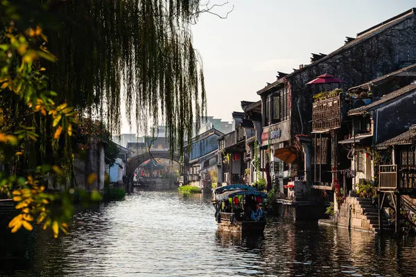 Tongli, Çin - 1 Aralık 2023: Bulutlu havada tarihi şehir merkezi, HDR Görüntü