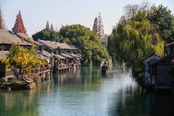 Wuzhen, Çin - 3 Aralık 2023: Sonbaharda tarihi kent merkezi, HDR Image