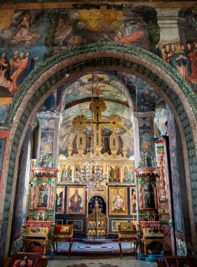 Krusedol, Sırbistan - 30 Nisan 2024: İlkbaharda Tarihi Manastır, HDR Görüntü