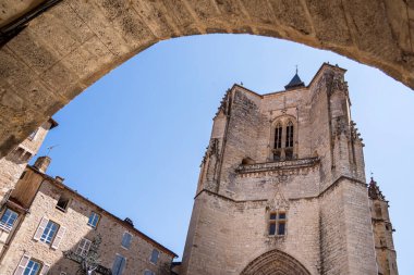 Villefranche de Rouergue, Fransa - 3 Ağustos 2024: Güneşli havada tarihi şehir merkezi, HDR Görüntü