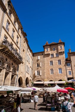 Villefranche de Rouergue, Fransa - 3 Ağustos 2024: Güneşli havada tarihi şehir merkezi, HDR Görüntü