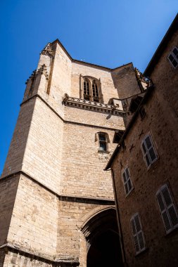 Villefranche de Rouergue, Fransa - 3 Ağustos 2024: Güneşli havada tarihi şehir merkezi, HDR Görüntü