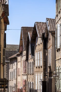 Villefranche de Rouergue, Fransa - 3 Ağustos 2024: Güneşli havada tarihi şehir merkezi, HDR Görüntü