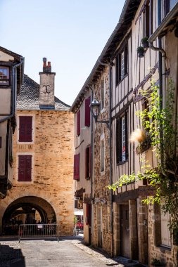 Sauveterre de Rouergue, Fransa - 3 Ağustos 2024: Yazın tarihi köy, HDR Image