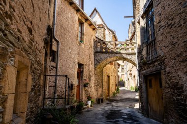 Estaing, Fransa - 2 Ağustos 2024: Yazın tarihi köy, HDR Image