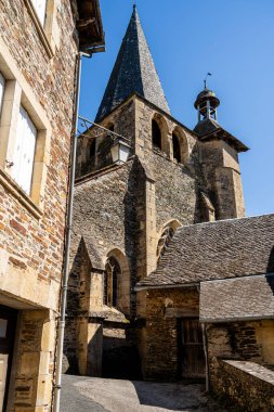 Estaing, Fransa - 2 Ağustos 2024: Yazın tarihi köy, HDR Image