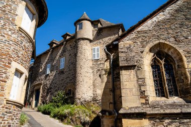 Estaing, Fransa - 2 Ağustos 2024: Yazın tarihi köy, HDR Image