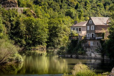 Estaing, Fransa - 2 Ağustos 2024: Yazın tarihi köy, HDR Image