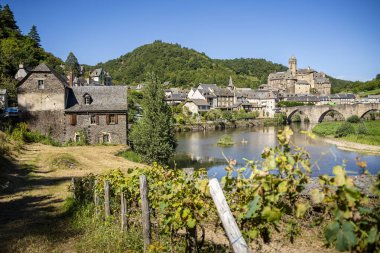 Estaing, Fransa - 2 Ağustos 2024: Yazın tarihi köy, HDR Image