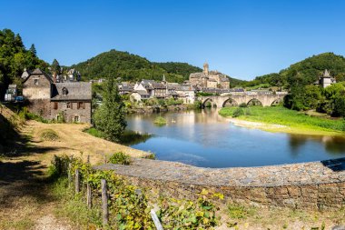 Estaing, Fransa - 2 Ağustos 2024: Yazın tarihi köy, HDR Image