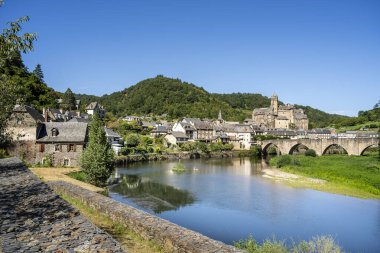 Estaing, Fransa - 2 Ağustos 2024: Yazın tarihi köy, HDR Image